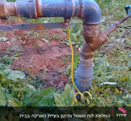 צינור מתכת עם חוט חשמל צהוב ירוק מחובר